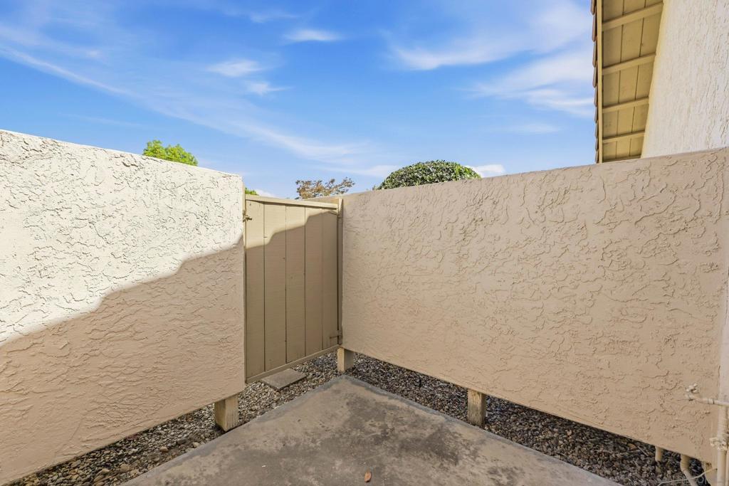 12855 Via Moura Property Photo 27