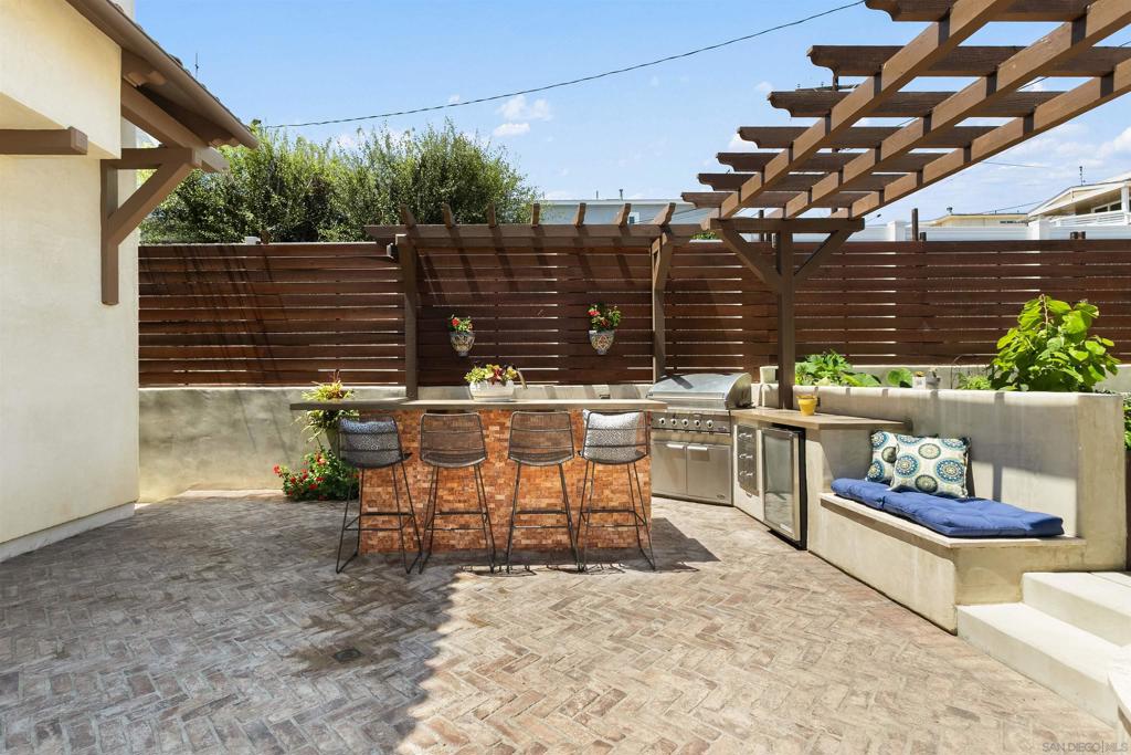 1834 Clove St Property Photo 15