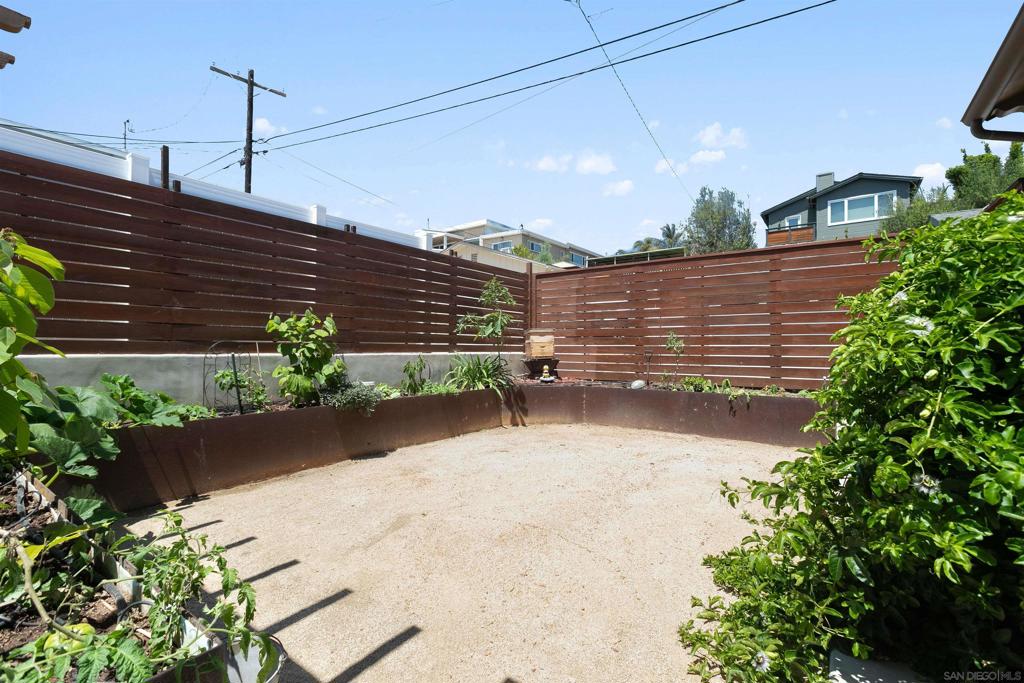 1834 Clove St Property Photo 18