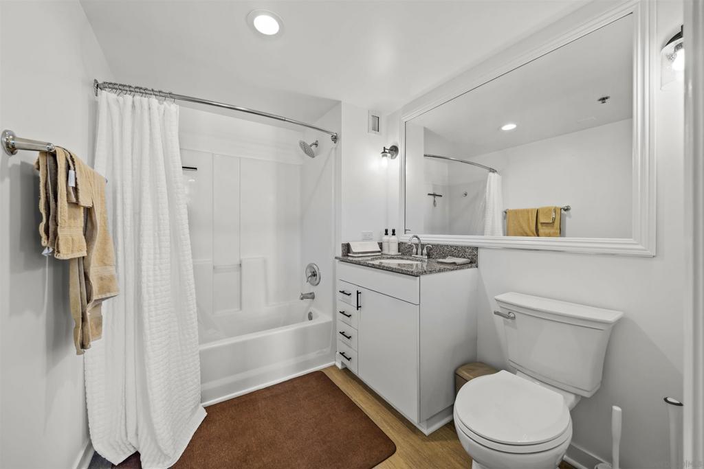 425 W Beech Street 1607 Property Photo 30