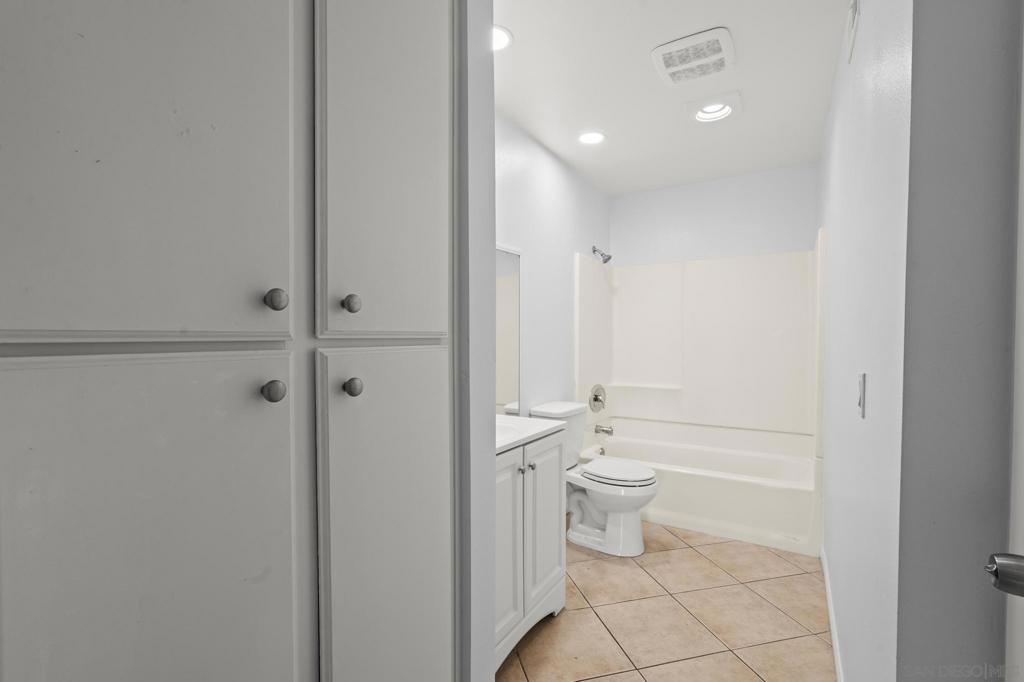 2063 Lakeridge 101 Property Photo 26