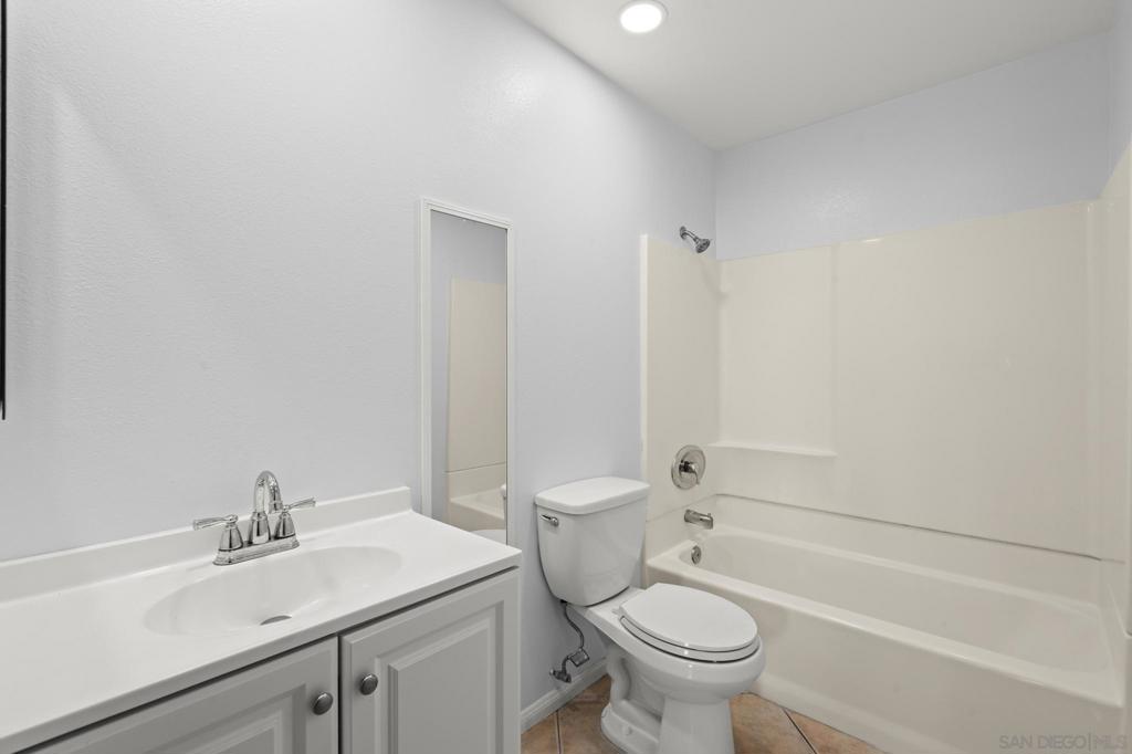 2063 Lakeridge 101 Property Photo 27