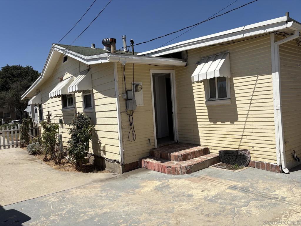 1144 Thompson Ave Property Photo 2