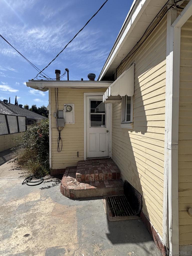 1144 Thompson Ave Property Photo 3