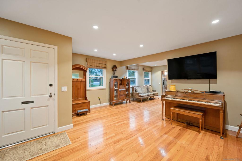 4839 Winona Ave Property Photo 4