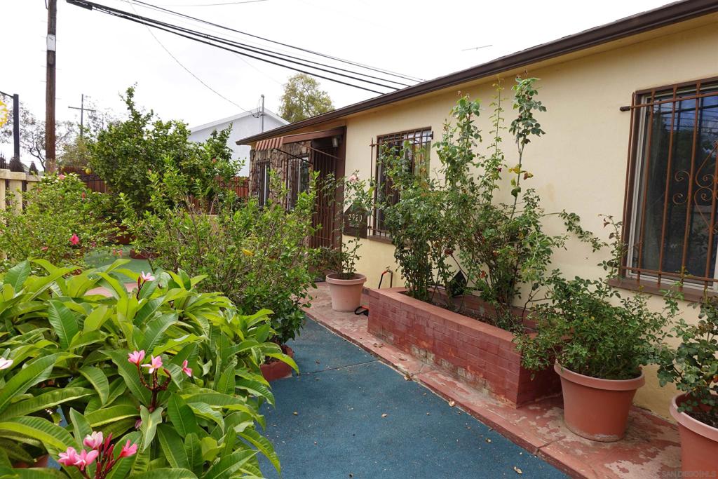 2920 Dahlia Property Photo 3