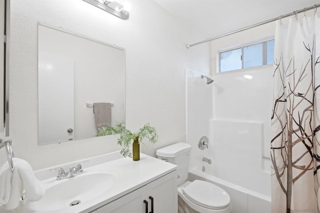 864 Angelus Property Photo 12