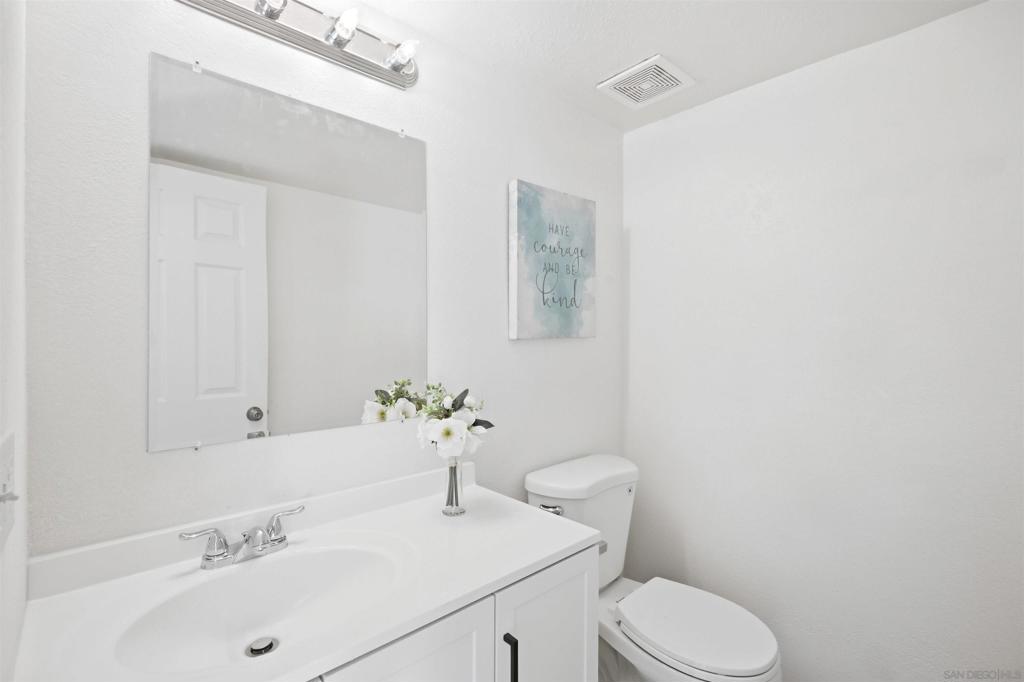 864 Angelus Property Photo 15