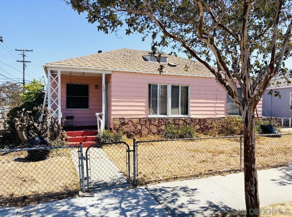 1053 Woodlawn Ave Property Photo 1