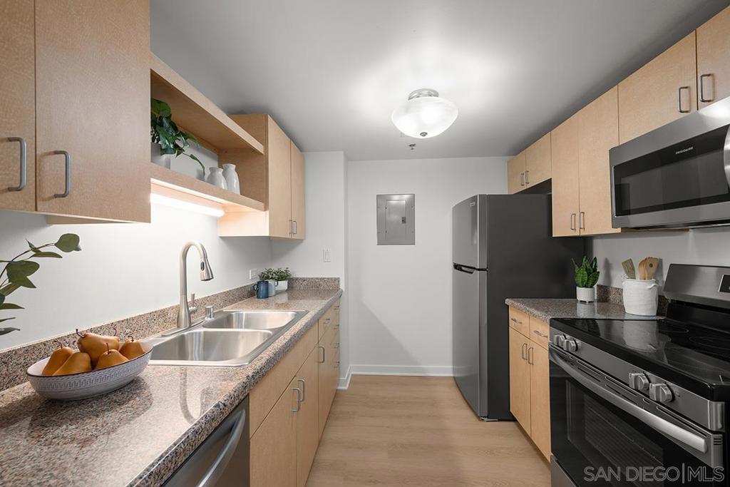 425 W Beech Street 408 Property Photo 8