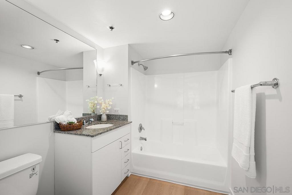 425 W Beech Street 408 Property Photo 20