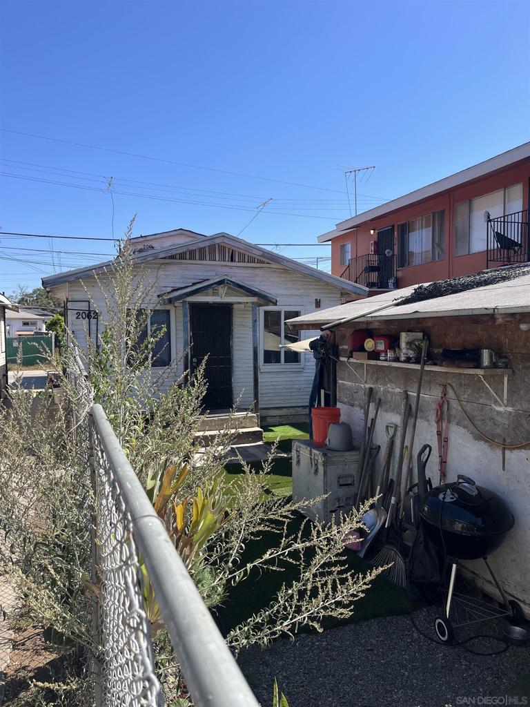 2062 64 Irving St Property Photo 1