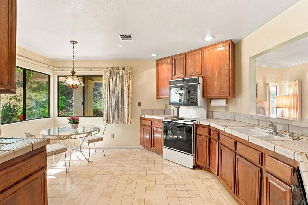 8360 Suntree Place Property Photo 10