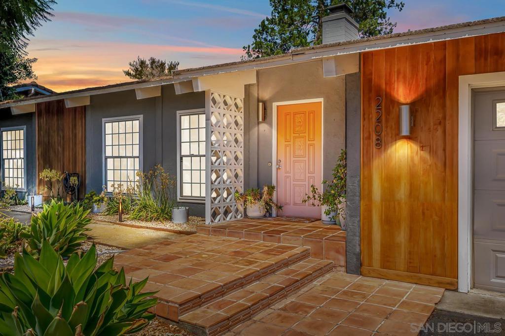 2208 Sunset Drive Property Photo 1