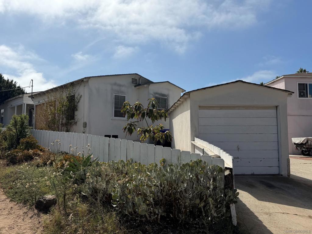 2426 Seaside St Property Photo 1