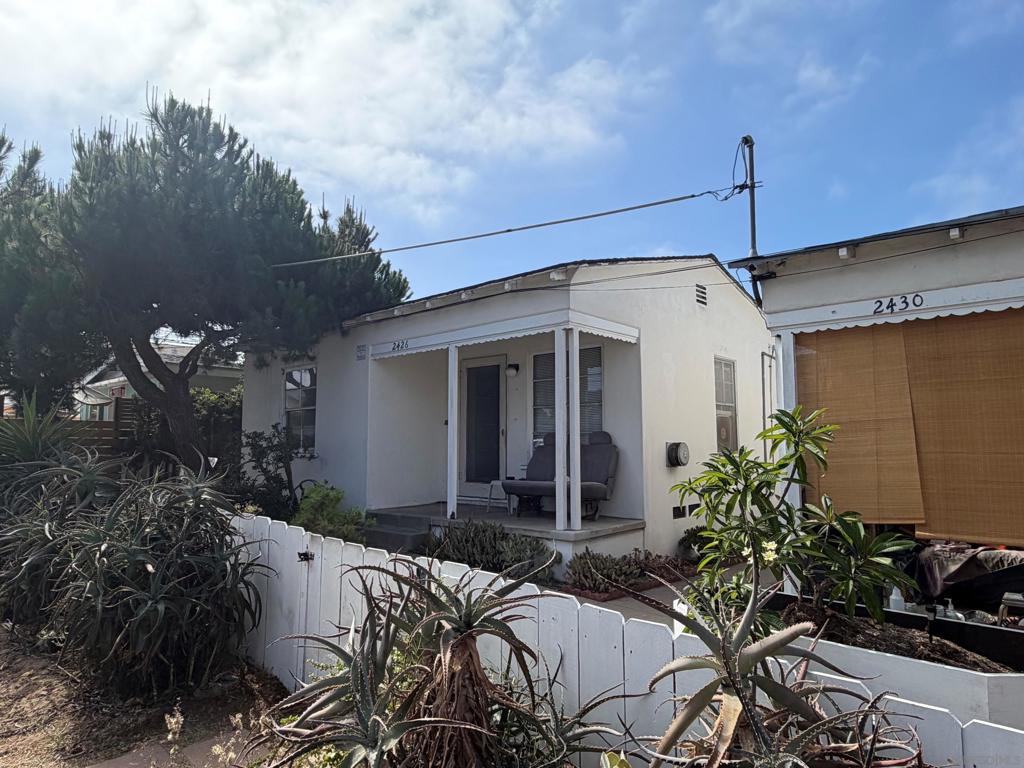 2426 Seaside St Property Photo 2