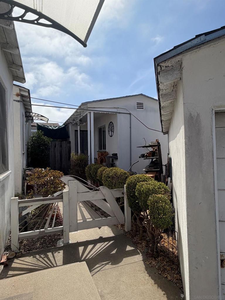 2426 Seaside St Property Photo 3