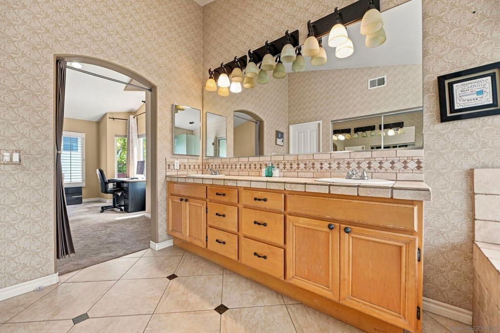 13628 Fontanelle Place Property Photo 16