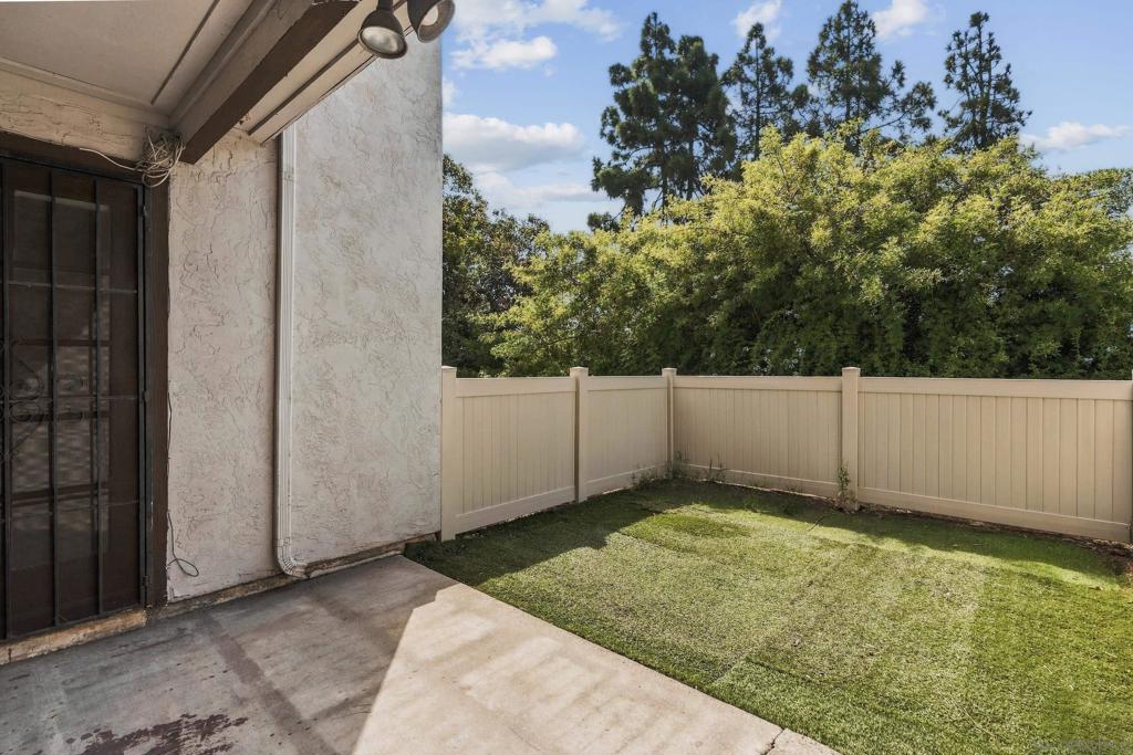 1687 Melrose Ave D Property Photo 20