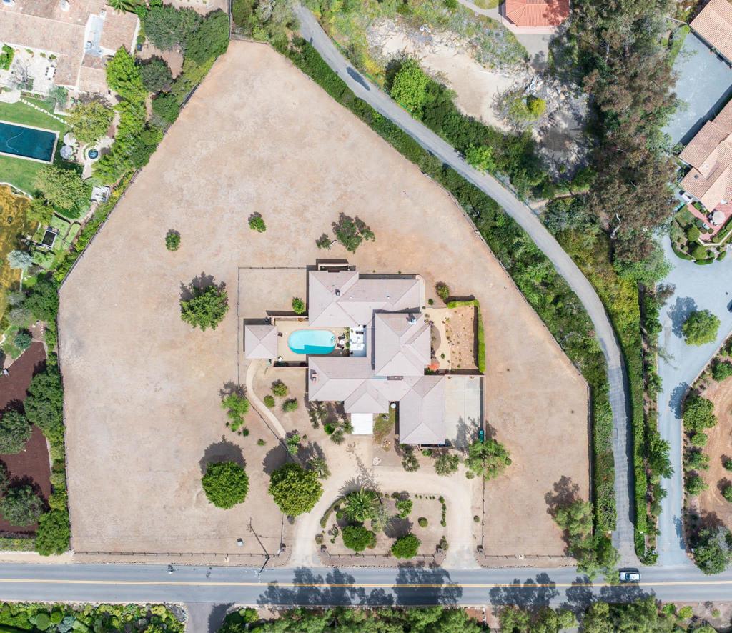 6358 Lago Lindo Property Photo 2