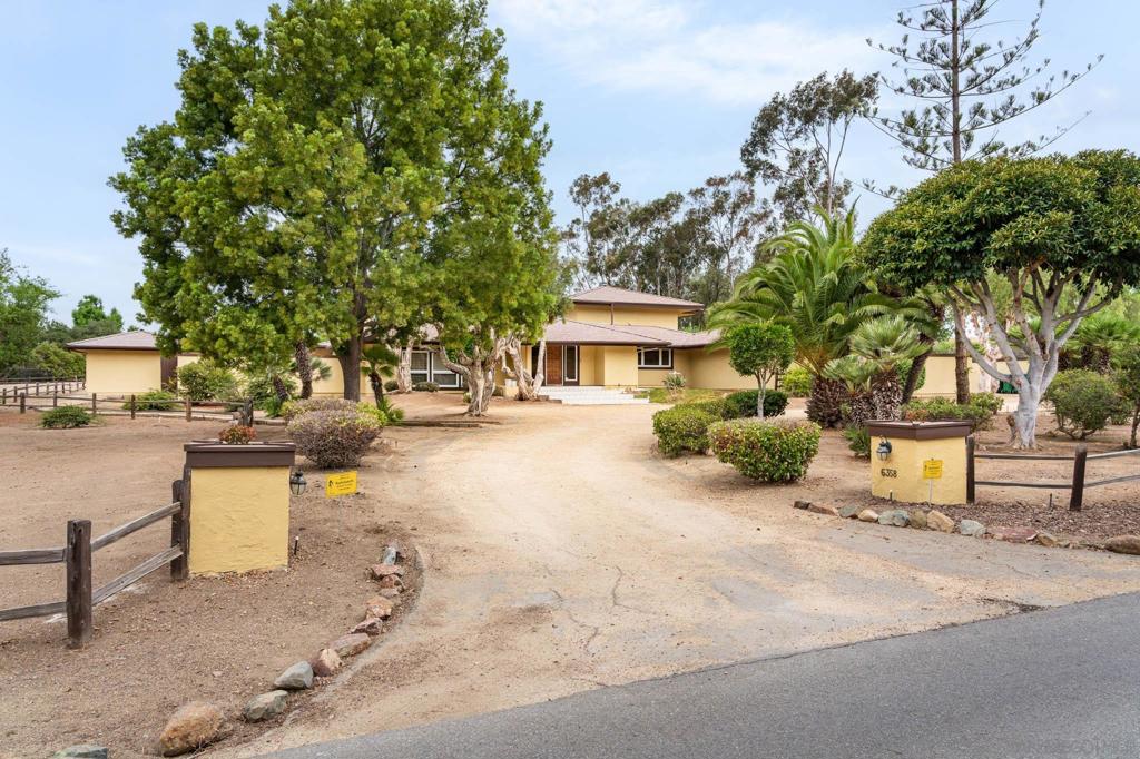 6358 Lago Lindo Property Photo 4