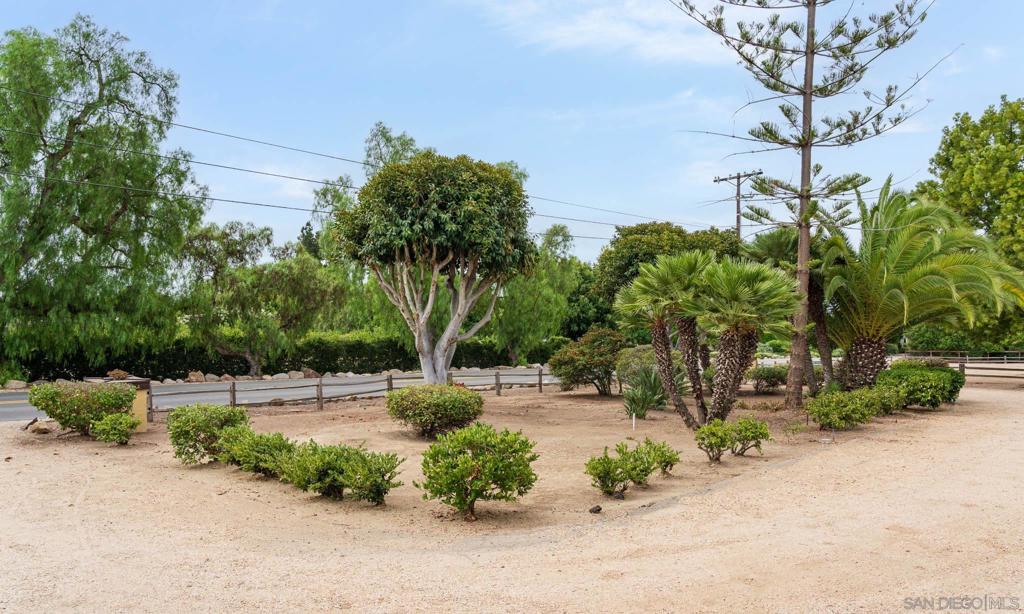 6358 Lago Lindo Property Photo 7