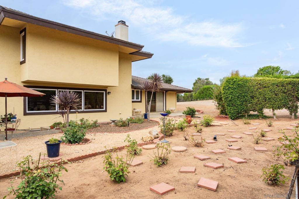 6358 Lago Lindo Property Photo 12