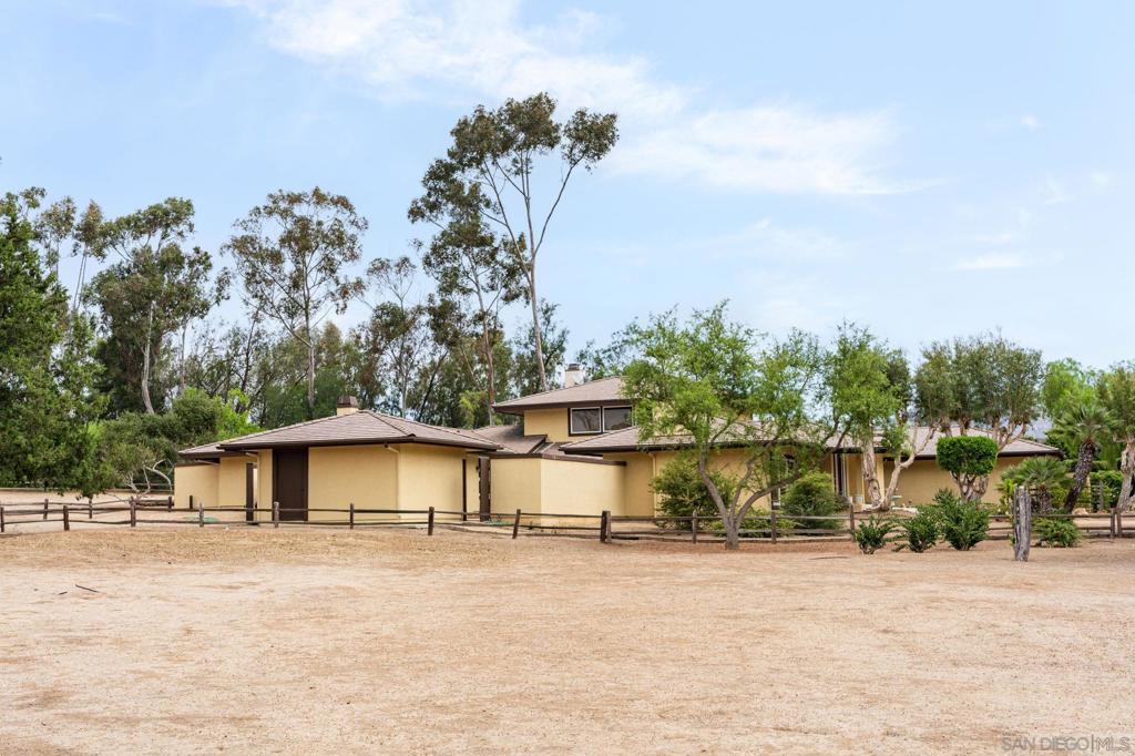 6358 Lago Lindo Property Photo 13