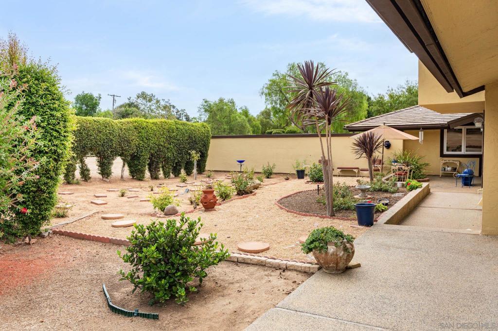 6358 Lago Lindo Property Photo 14