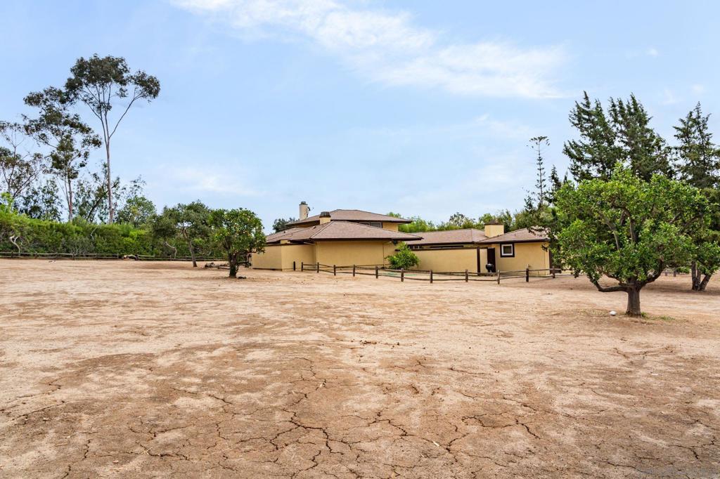 6358 Lago Lindo Property Photo 17