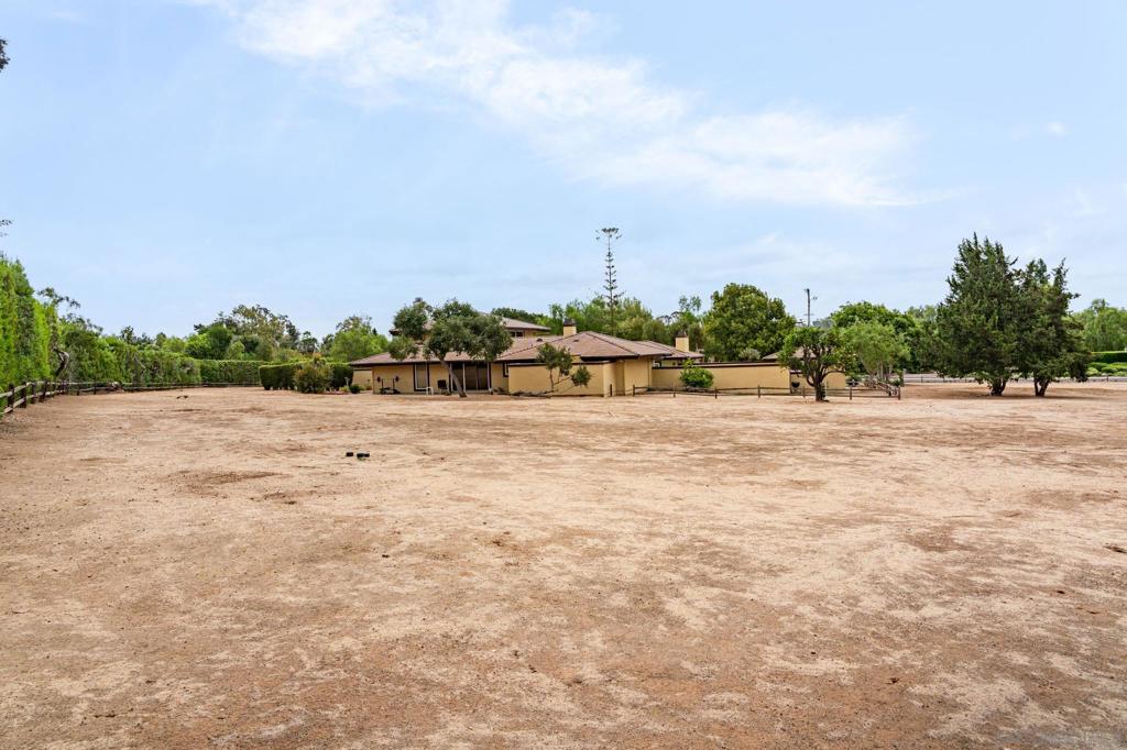 6358 Lago Lindo Property Photo 18