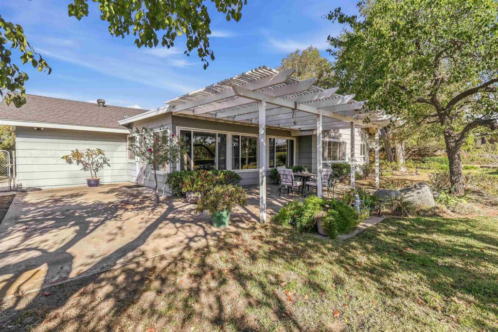 2083 Flying Hills Property Photo 2