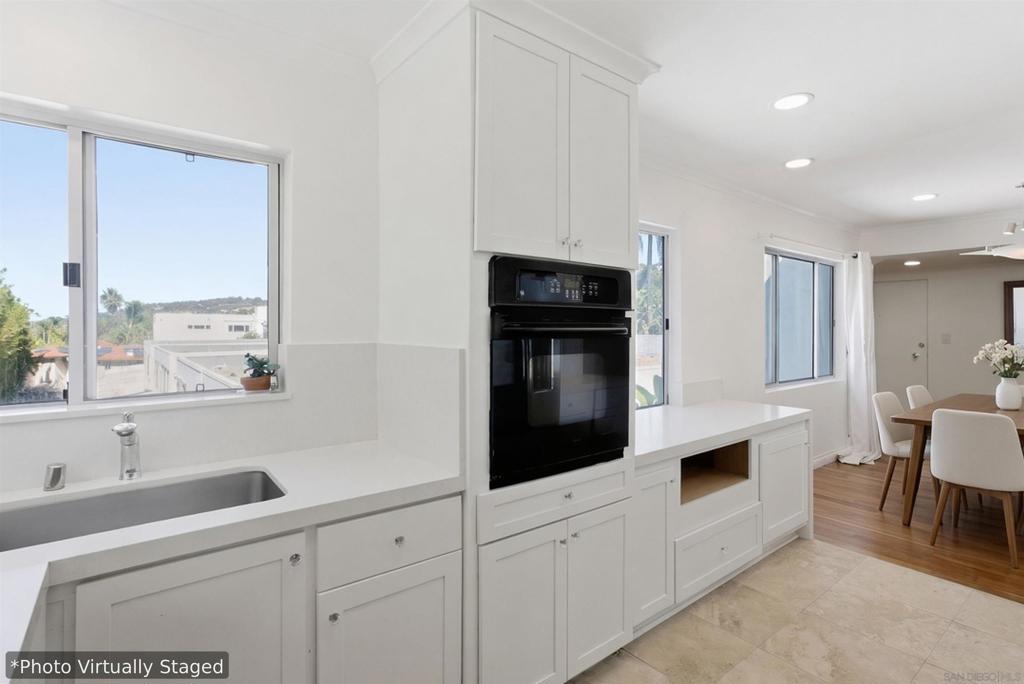 2352 Torrey Pines Rd Property Photo 8