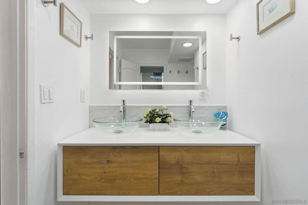 2352 Torrey Pines Rd Property Photo 11