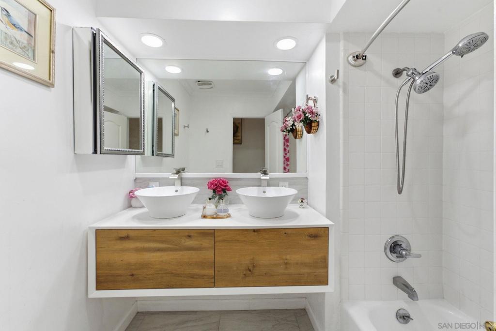 2352 Torrey Pines Rd Property Photo 18