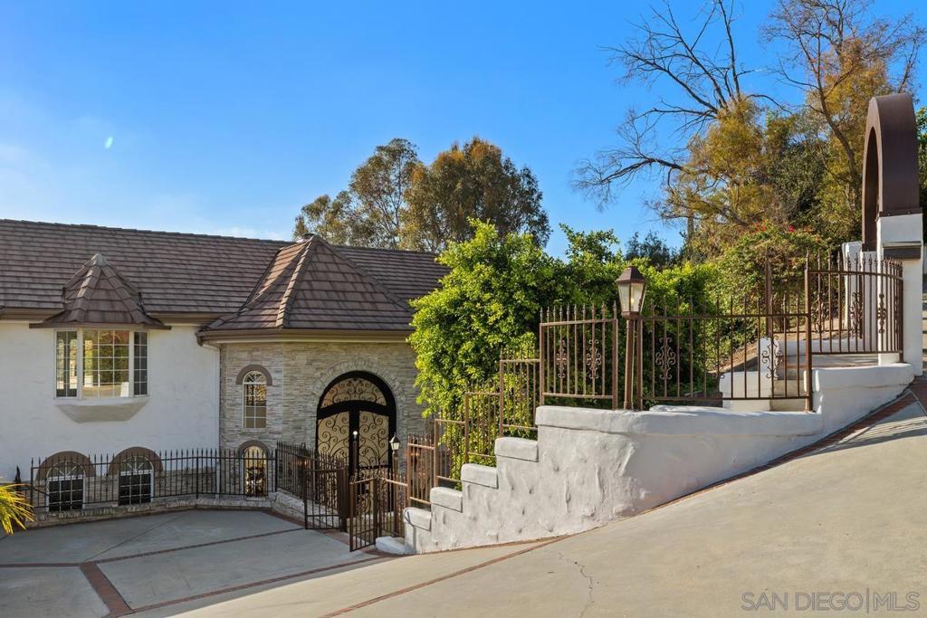 344 Surrey Drive Property Photo 6