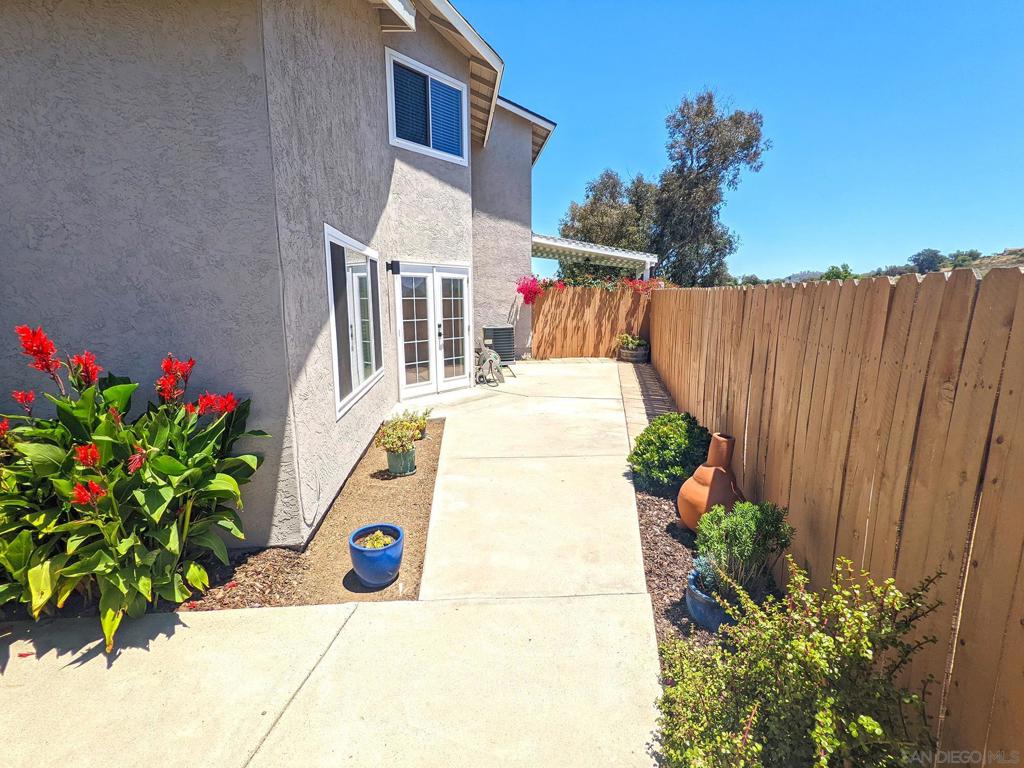 343 Rolling Hills Ln Property Photo 4