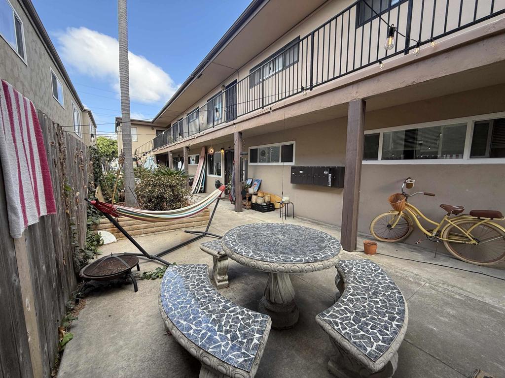 4826 Santa Cruz Ave Property Photo 2
