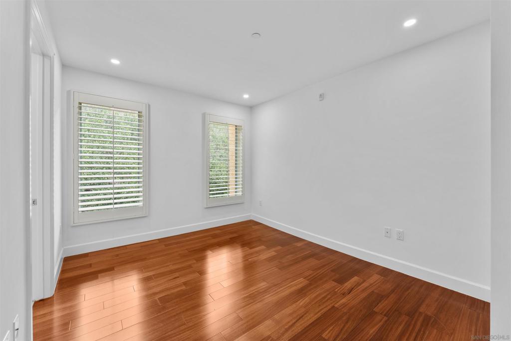 1040 Genter 305 Property Photo 16