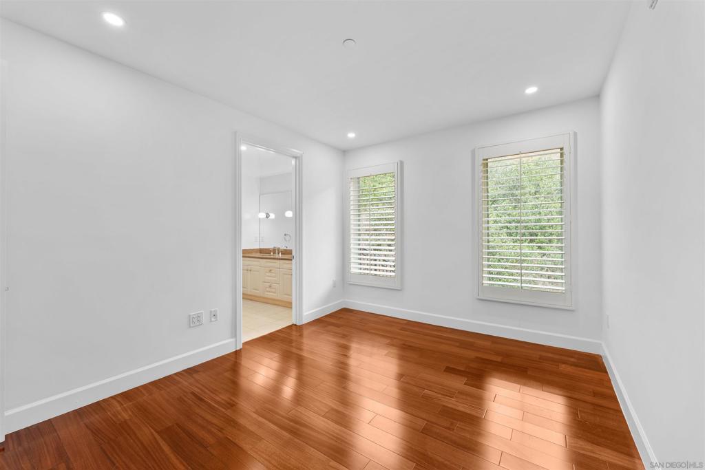 1040 Genter 305 Property Photo 21
