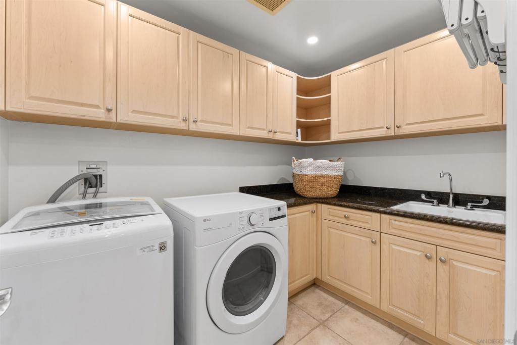 1040 Genter 305 Property Photo 27