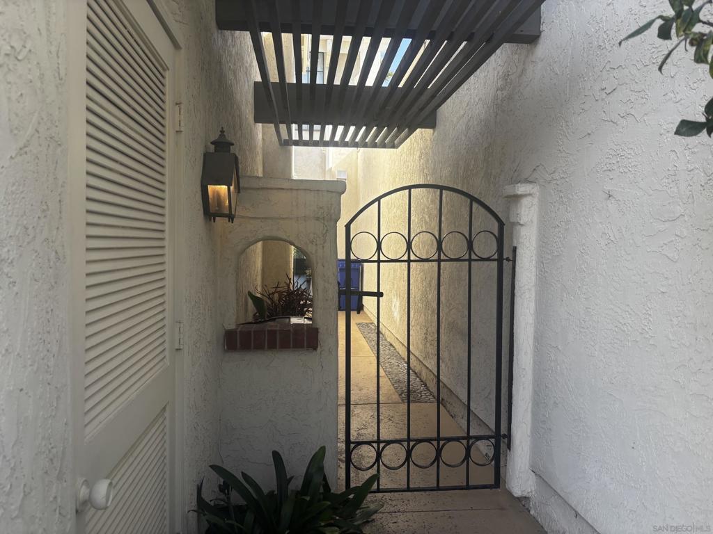 16057 Via De Las Palmas Property Photo 3