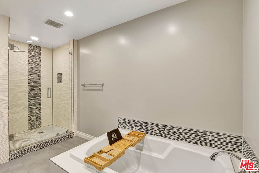 1260 S Beverly Glen Boulevard 304 Property Photo 21