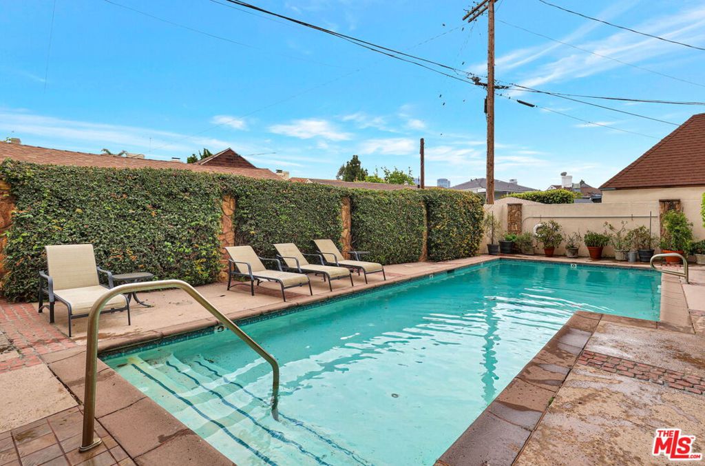 1260 S Beverly Glen Boulevard 304 Property Photo 36