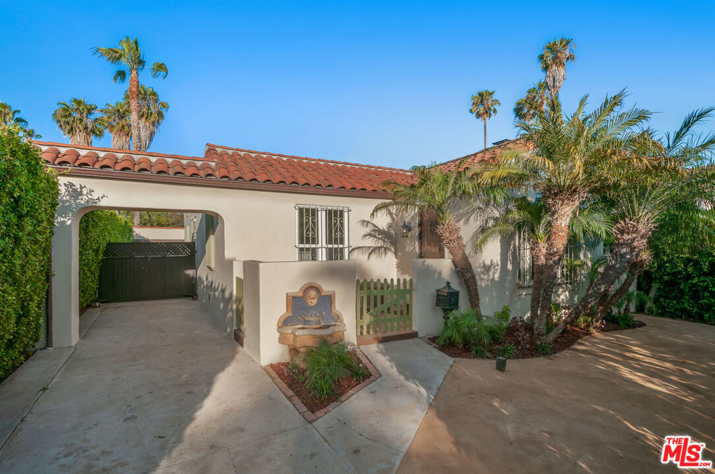 624 N Poinsettia Place Property Photo 1