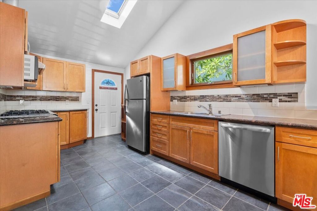 3947 Huron Avenue Property Photo 5