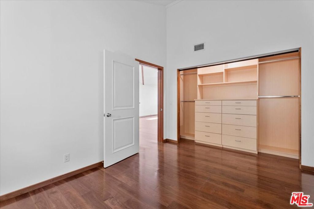 3947 Huron Avenue Property Photo 6