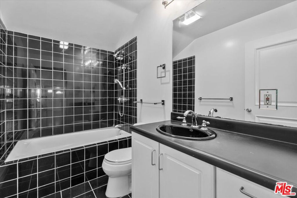 3947 Huron Avenue Property Photo 8