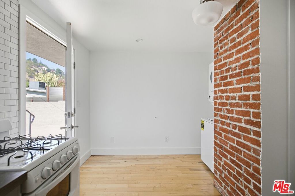 213 1/2 N Avenue 49 Property Photo 2