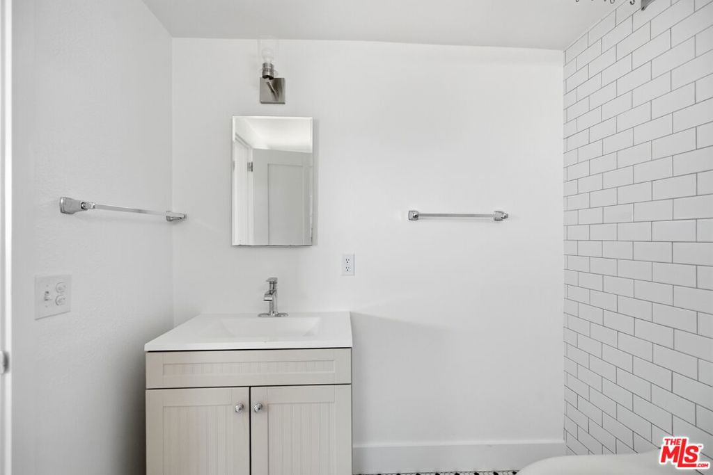 213 1/2 N Avenue 49 Property Photo 12